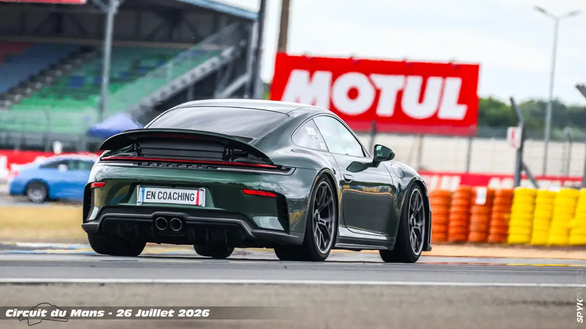 Porsche 911 GT3 992.2 sur circuit