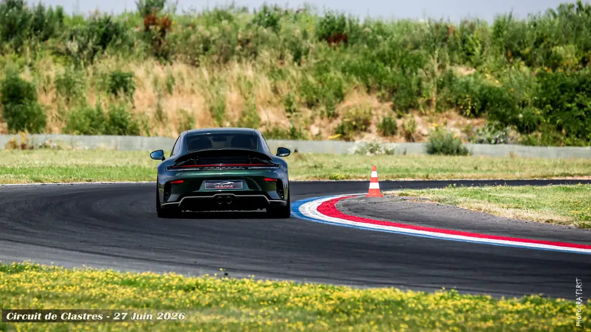 Porsche 911 GT3 992.2 sur circuit
