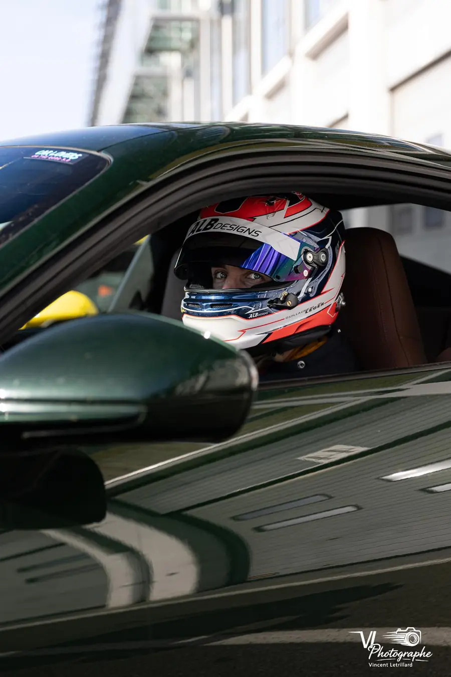 Guillaume Léger au volant de la Porsche 911 GT3 992.2, casque sur la tête