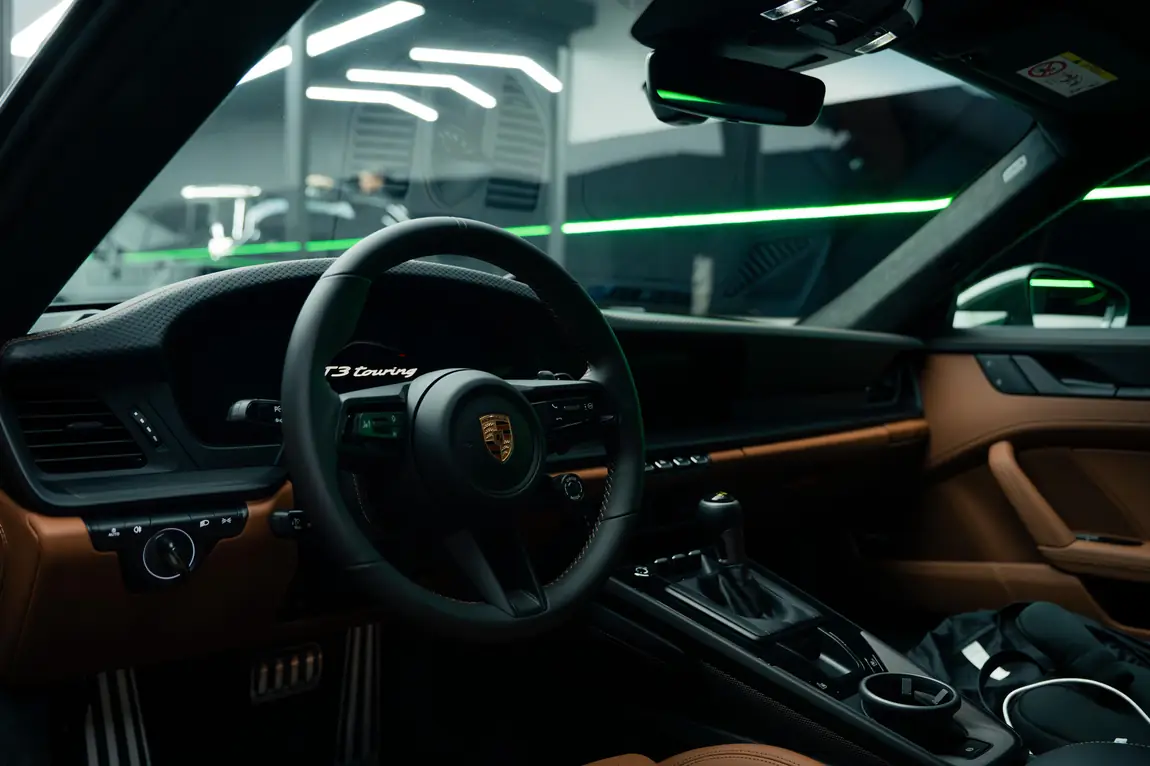 Volant GT3 Touring et intérieur cuir de la 992.2