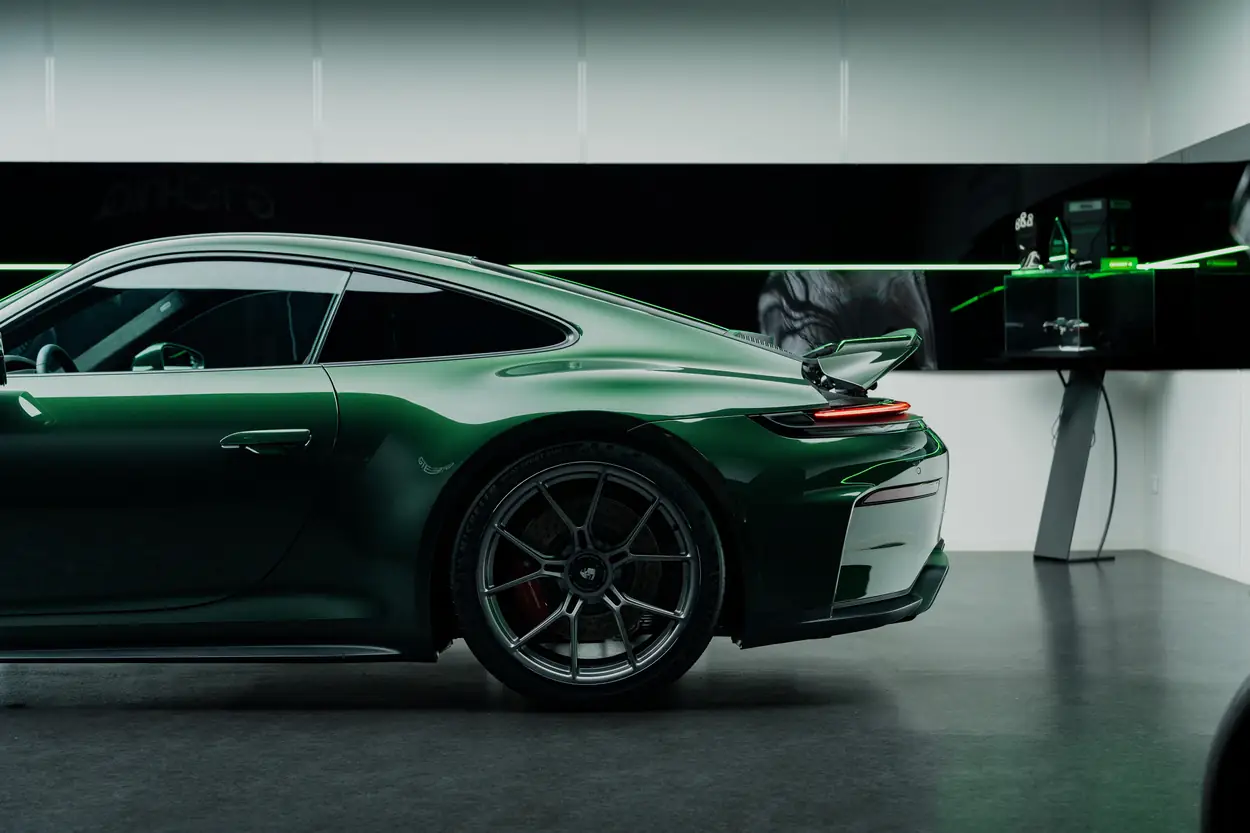 Roue arrière et jante de la Porsche 911 GT3 992.2, pneus Michelin Pilot Sport Cup 2